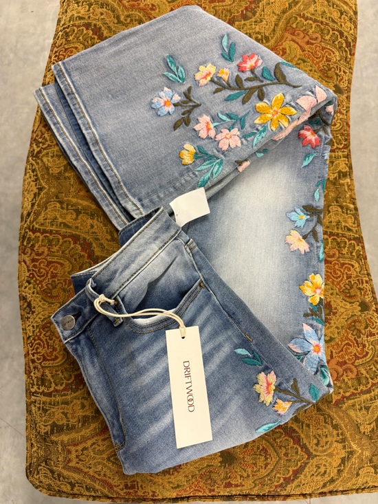 DRIFTWOOD Denim - DRIFTWOOD - Farrah 28/34
Driftwood Blue Embroidered Women’s Jeans